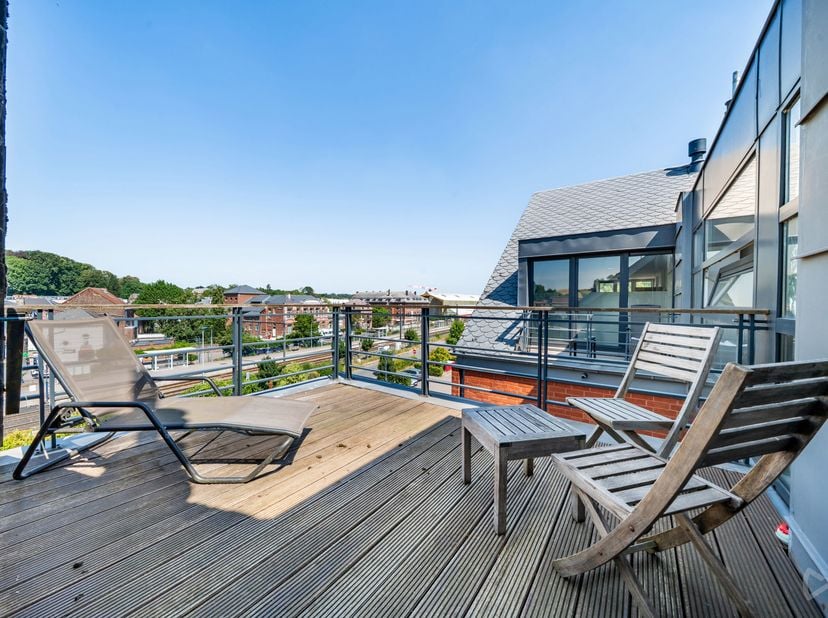 Nous avons le plaisir de vous présenter ce charmant appartement deux chambres, idéalement situé au troisième et dernier étage d'un immeuble avec ascen