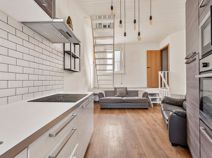 Deze woning is op zoek naar zijn nieuwe eigenaars!<br />
Je betreedt de woning via de inkomhal. Deze heeft toegang tot de garage met elektrische poort