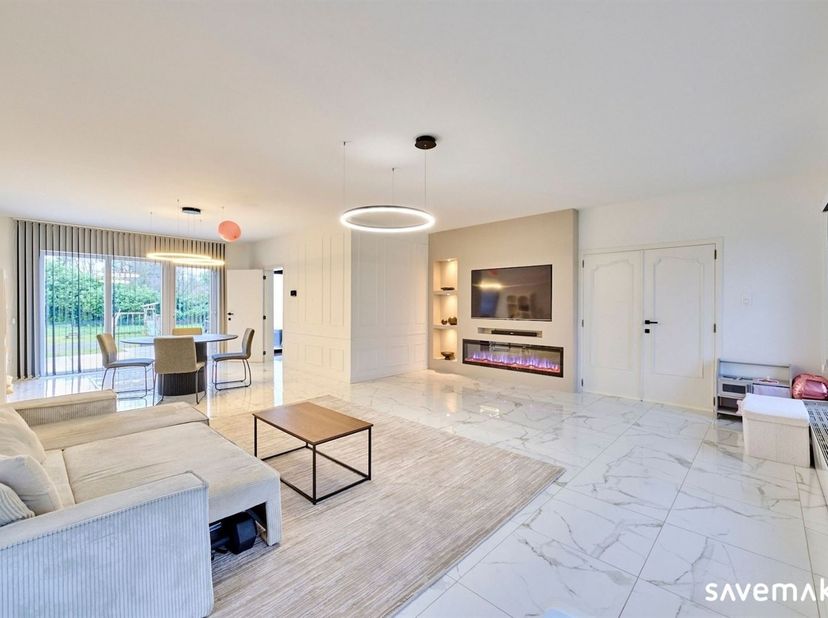 Hier bevinden we ons in 1 van de mooiste lanen van Leopoldsburg, vlakbij de natuur.<br />
<br />
Deze villa werd recent vernieuwd en is technisch vo