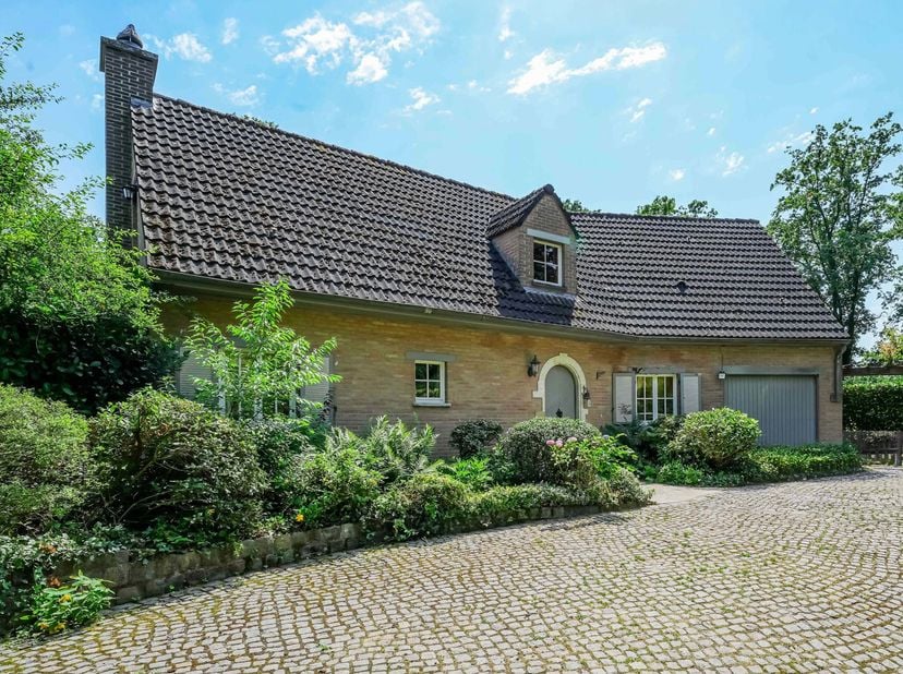 Genesteld in een van de meest gegeerde wijken van Chaumont-Gistoux, combineert deze woning een rustige residentiële omgeving met de onmiddellijke nabi