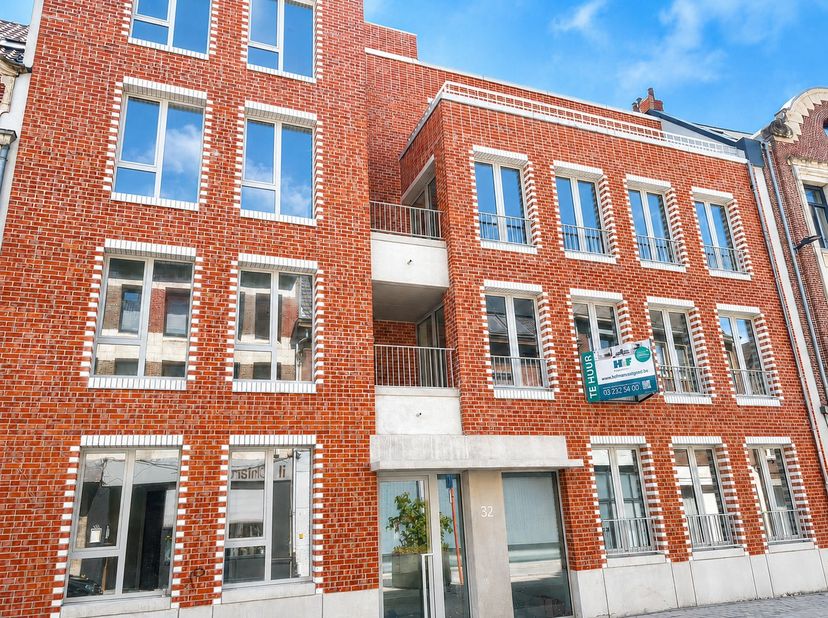 Dit appartement op de 1e verdieping in nieuwbouwproject Hof&amp;nbsp;Berlamuze&amp;nbsp;combineert eigentijds wooncomfort met een groene en rustige omgeving,