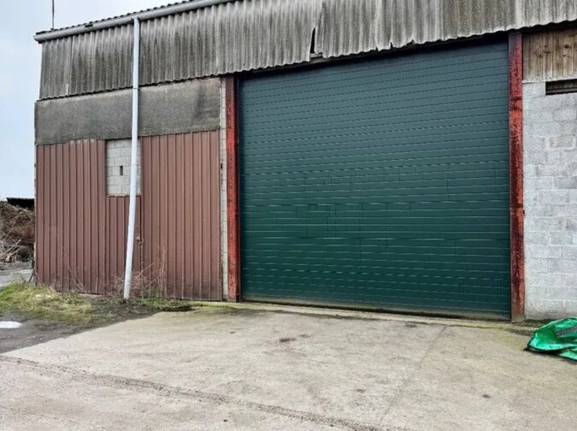 Loods gelegen te Koekelare, langs een mooie invalsweg tussen Torhout en Diksmuide. Elektriciteit voorzien. De onroerende voorheffing valt ten laste va