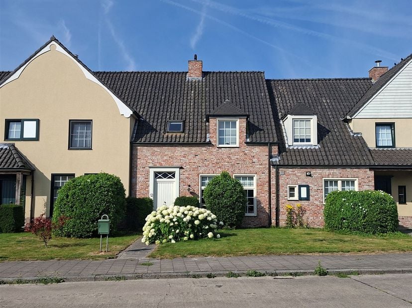 Op zoek naar een verzorgde, instapklare gezinswoning in Drongen? Deze gesloten bebouwing met een bewoonbare oppervlakte van 132 m² komt dan zeker in a