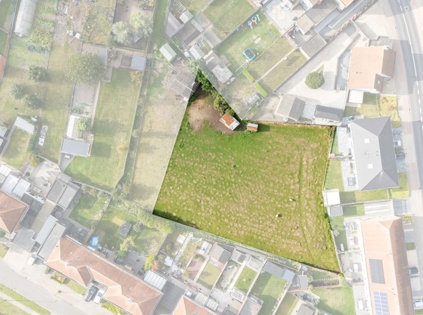Prachtig perceel bouwgrond van 3099m² voor 1 of 2 open bebouwingen.<br />
Het perceel ligt in tweede bouwlijn en wordt bereikt via een privatieve inri