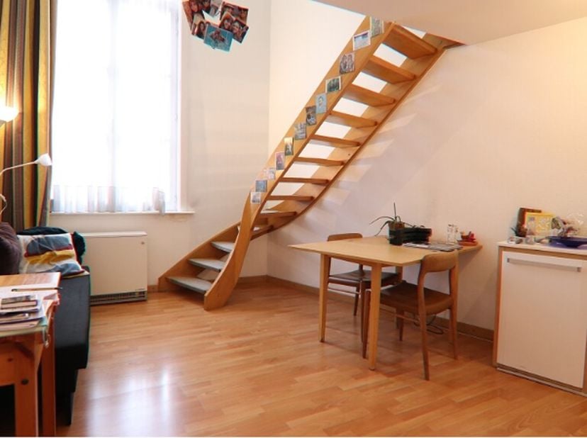 Ruime gemeubelde Duplex-Studio met uitstekende ligging in het centrum van Brugge. Op wandelafstand van de Markt, Theaterplaats en de belangrijkste win