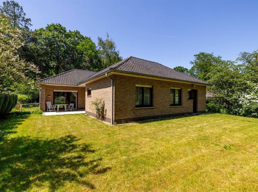 Maison basse rafraîchissable idéalement située sur un terrain d'environ 900 m²<br />
Aménagement :<br />
Hall d'entrée avec toilettes invités, espace