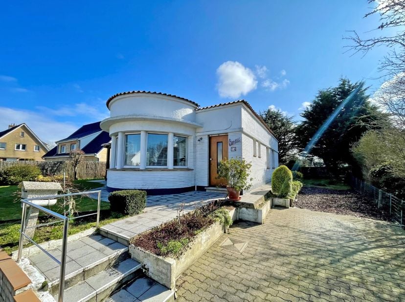 Uiterst rustig gelegen (gelijkvloerse) woning, op wandelafstand van het centrum van Sint-Idesbald.&amp;nbsp; De woning is geschikt voor zowel permanente b