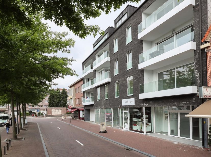 Prachtig appartement in hartje van Mol centrum. Het appartement is gelegen op de eerste verdieping van het gebouw en heeft een terras aan de zijde van