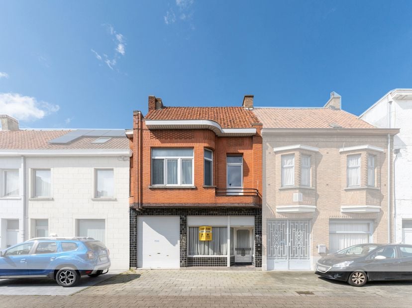 "VERLAAGDE PRIJS " !<br />
<br />
Op zoek naar een instapklare woning te Roeselare? Dan kan deze vernieuwde woning u zeker en vast bekoren! Inkom,  ee