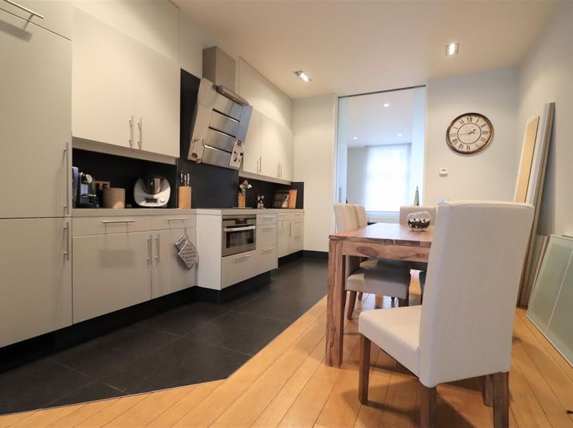 ETTERBEEK, &amp;agrave; proximit&amp;eacute; de Montgomery. Bel APPARTEMENT (1ch/1sdb) de 65m&amp;sup2; avec terrasse et jardin. Situ&amp;eacute; au rez-de-chauss&amp;eac