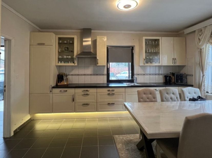 Gezellig, ruim woonhuis met tuin en 2 garages, gelegen in Rekem.<br />
<br />
Deze woning op een perceel van 4a27ca is gelegen op een toplocatie aan d