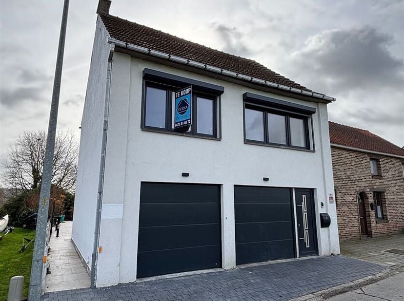 MAISON RÉNOVÉE AVEC GRAND JARDIN ET 2 GARAGES<br />
Prix indicatif : 375 000 euros<br />
Cette maison se compose comme suit : hall d'entrée avec accès