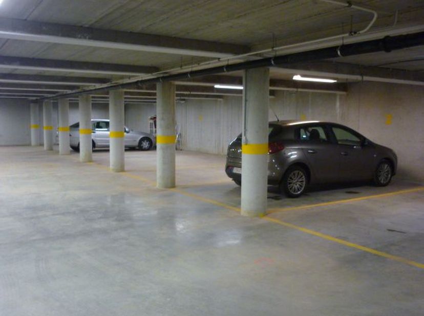 Ondergrondse autostaanplaatsen te huur met inrit langs de Spoorweglei. Topligging op wandelafstand van het station en het centrum van Lier.<br />
Voor