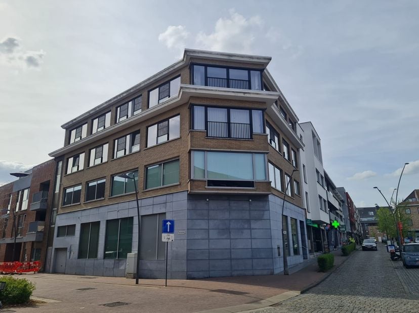 Volledig vernieuwd appartement gelegen in het centrum van Diepenbeek.<br />
<br />
Het appartement is gelegen op de 3e verdieping (lift aanwezig).<br