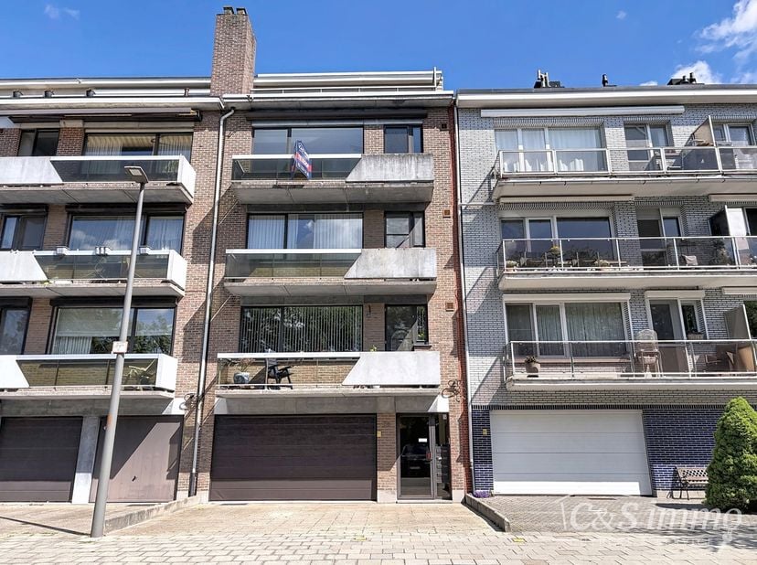 Instapklaar en gerenoveerd 2-slaapkamerappartement gelegen op de 3de verdieping, met een prachtig open zicht over de atletiekpiste van Rodeloop.<br />