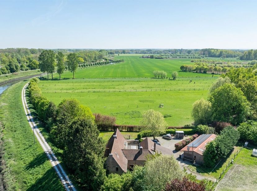 Uniek vastgoed in Zemst een zeldzame kans voor wie droomt van rust, ruimte en het buitenleven. Deze open bebouwing is gelegen op een uitzonderlijk per
