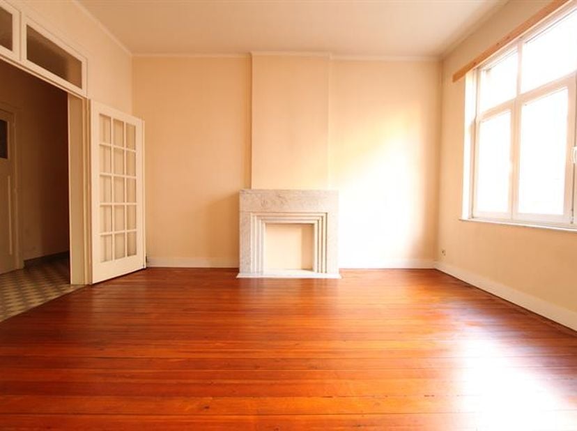 In de directe omgeving van de Place du Ch&amp;acirc;telain, een zeer populair gebied, huren wij een prachtig appartement van 75m&amp;sup2;. Gelegen op de 1e v
