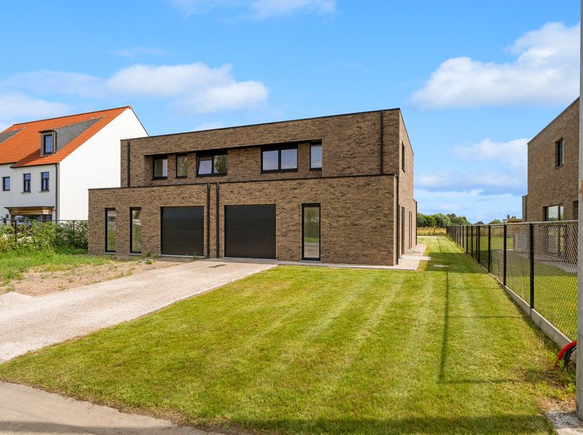 ALTRO VASTGOED VERKOOPT:<br />
<br />
Deze kwalitatieve, halfopen nieuwbouwwoning geniet een uitstekende bereikbaarheid. Gelegen aan de zonovergoten r