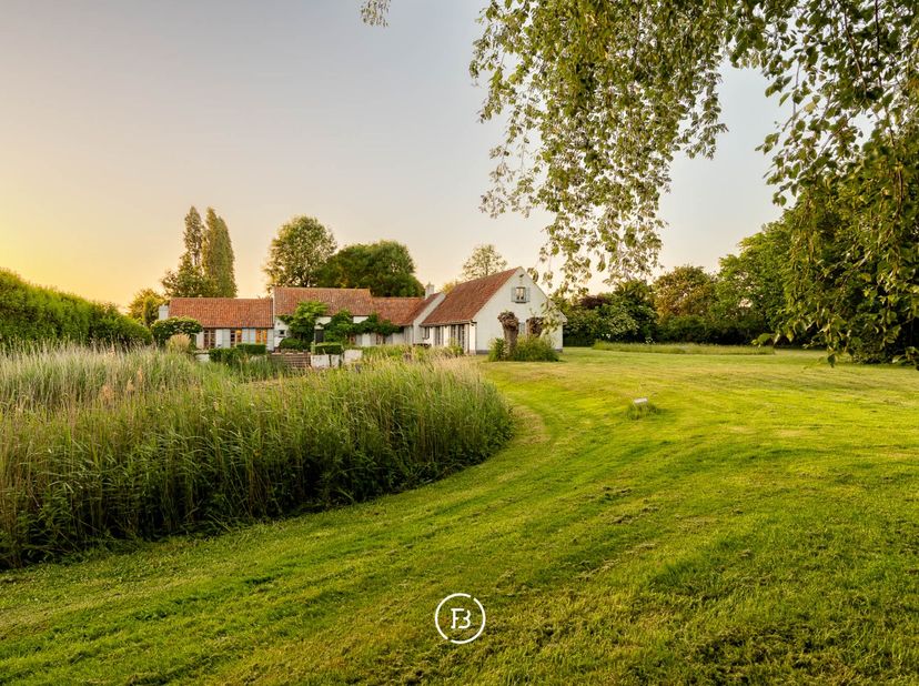 Cette ferme de caractère se situe dans un environnement rural et discret et est proposée sur un vaste terrain d’une superficie totale de 21.760 m². La