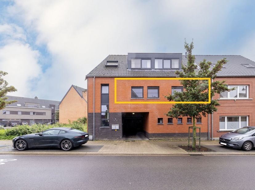 In het centrum van Balen vinden we dit bijzonder ruim en verzorgd appartement, afgewerkt met kwalitatieve materialen en voorzien van alle hedendaags c