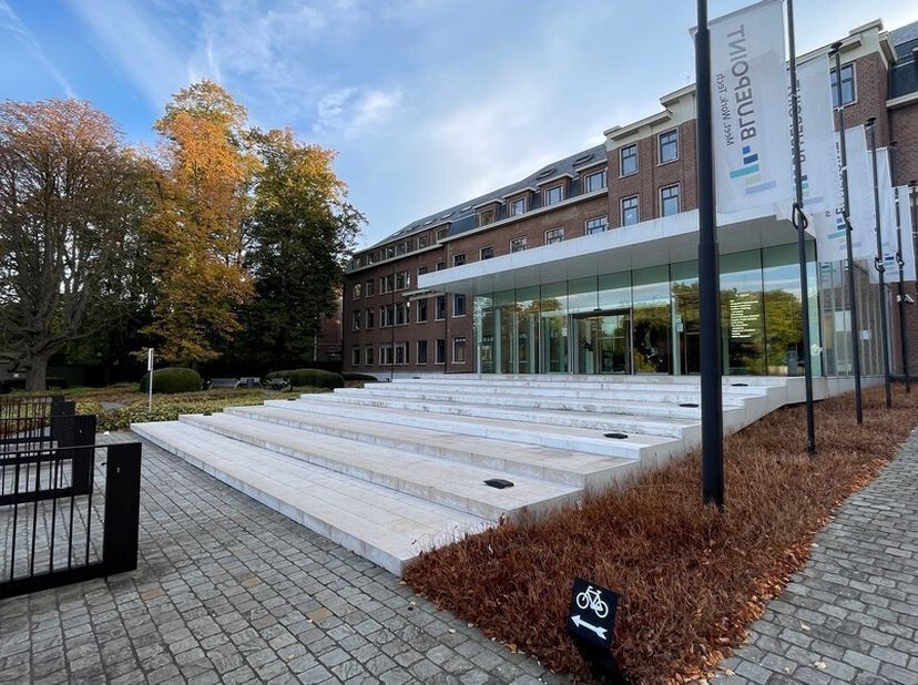 Bureau meublé de 50m² avec 6 postes de travail au 2ème étage<br />
Emplacement : à proximité du périphérique et des transports en commun<br />
Caracté