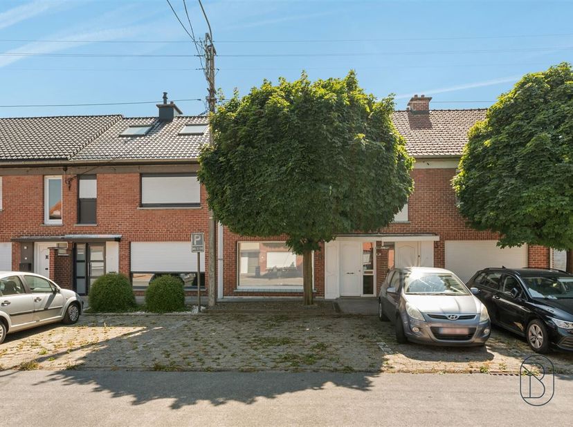 Deze instapklare woning geniet van een rustige ligging en een vlotte bereikbaarheid. Dankzij de zuidgerichte tuin, de garage met uitweg achteraan en d