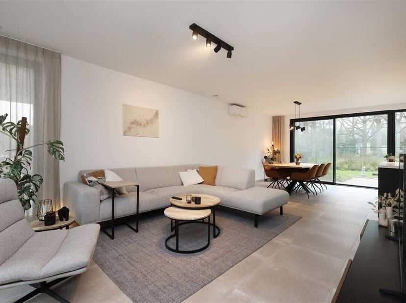 Stijlvolle energiezuinige nieuwbouwwoning (2023) met 3 slaapkamers en prachtige tuin residentieel en groen gelegen<br />
Omgeving:<br />
+ Residentiël