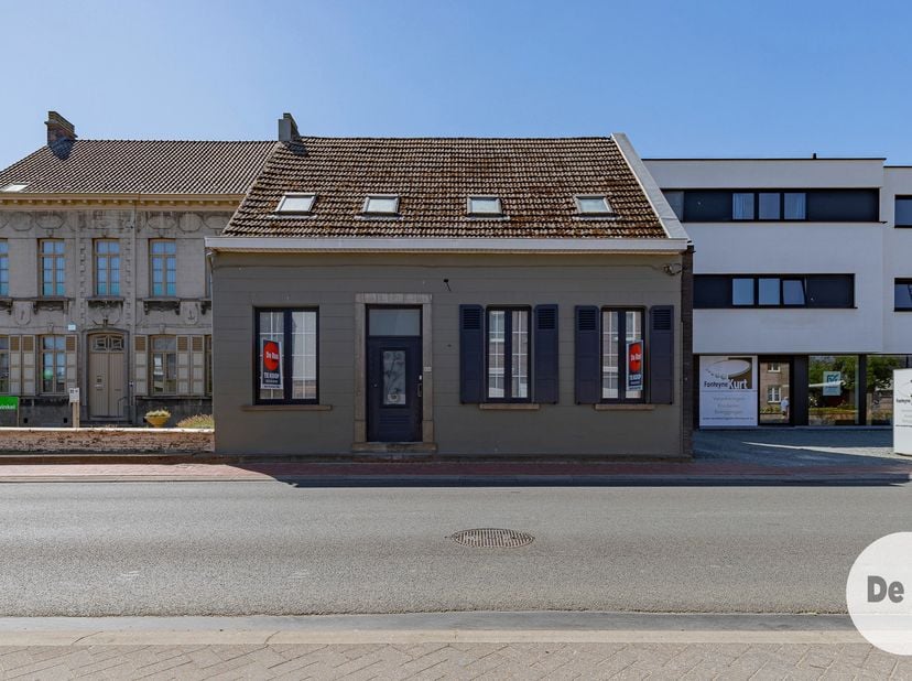 WICHELEN – Op zoek naar een woning die u volledig naar eigen smaak kunt renoveren? Deze karaktervolle woning is gelegen op een uitstekende en centrale