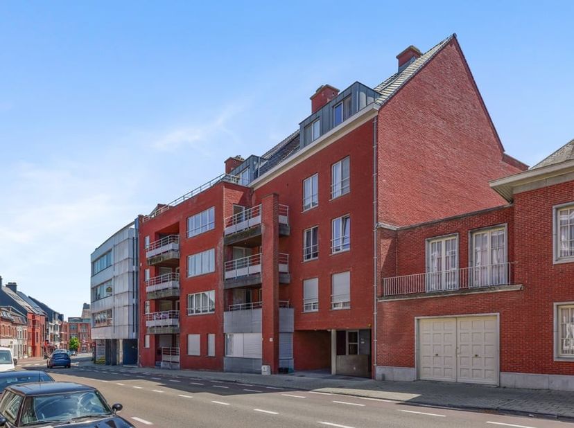 Dit verzorgde en lichtrijke appartement is gelegen op de tweede verdieping van een rustige residentie aan de Sint-Truidersteenweg 72C bus 202 in Sint-