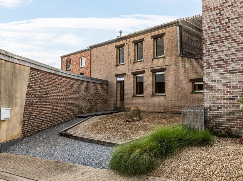Te renoveren gezinswoning met 3 slaapkamers op een perceel van 631 m²<br />
Bent u op zoek naar een woning die u volledig naar eigen smaak kan renover