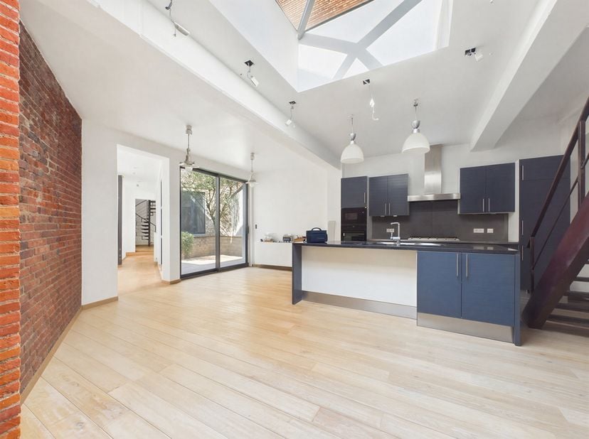 Jette – Nabij de Europese School | Prachtige architectenwoning met 5 slaapkamers en bureau<br />
Gelegen vlak bij de Europese School onderscheidt deze