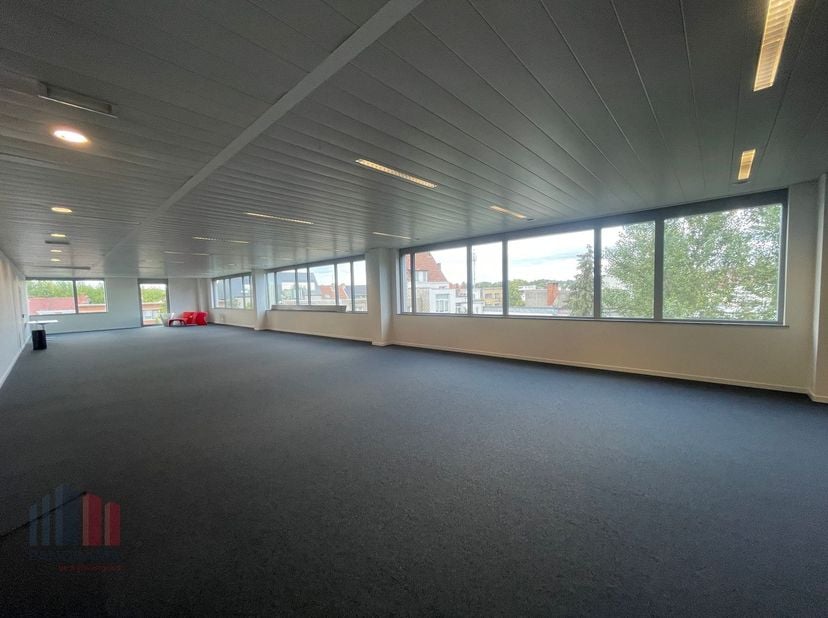Instapklare kantoor met een oppervlakte van 607 ² te huur in het prestigieuze businesspark "West End" op amper 1 km van het knooppunt R0/E40 te Groot-