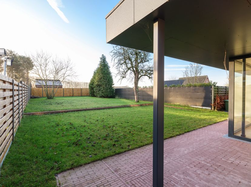 Deze gerenoveerde woning is gelegen dichtbij het centrum van Hoogstraten, op een zuid georiënteerd perceel van ca. 627 m². De woning is energiezuinig