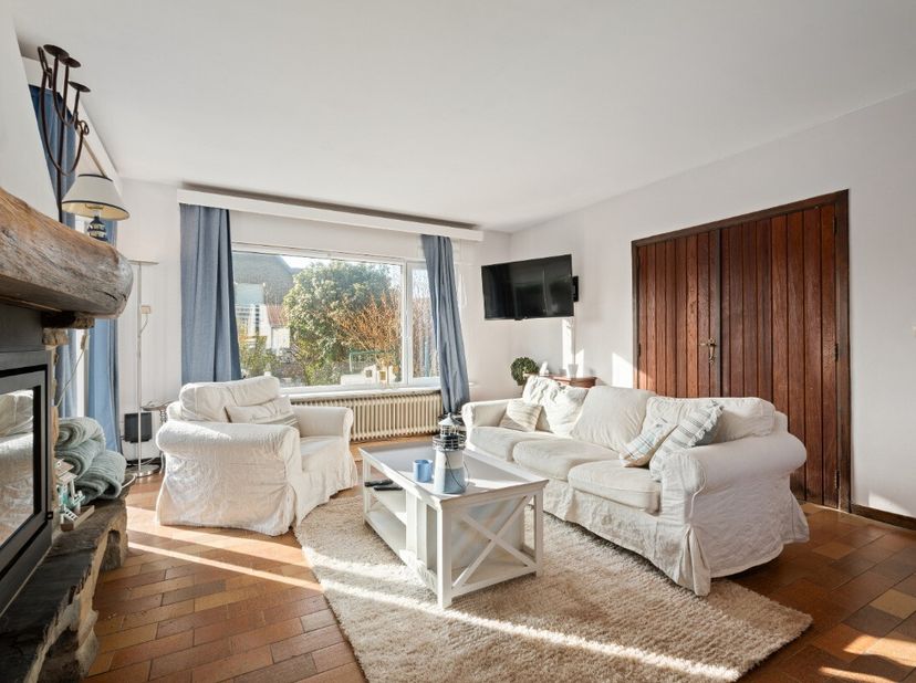 ruim halfopen huis in de villawijk van Koksijde, op een centrale en groene locatie nabij openbaar vervoer. Deze instapklare woning biedt maar liefst 5