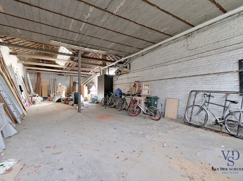 Deze ruime (o.a. vijf slaapkamers) eigendom is gelegen aan het station van Zingem.<br />
<br />
De woning beschikt over een inkomhal, een ruime leefru