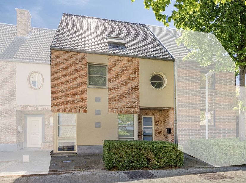 Deze instapklare woning van 231m² bewoonbare oppervlakte ligt op een toplocatie in Hasselt: in een rustige, groene wijk met speelpleintjes tussen de k