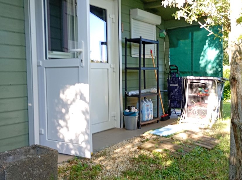 Petite habitation fonctionnelle en bois<br />
Une pièce principale <br />
Une douche<br />
Coin cuisine <br />
Isolé <br />
Châssis double vitrage vol