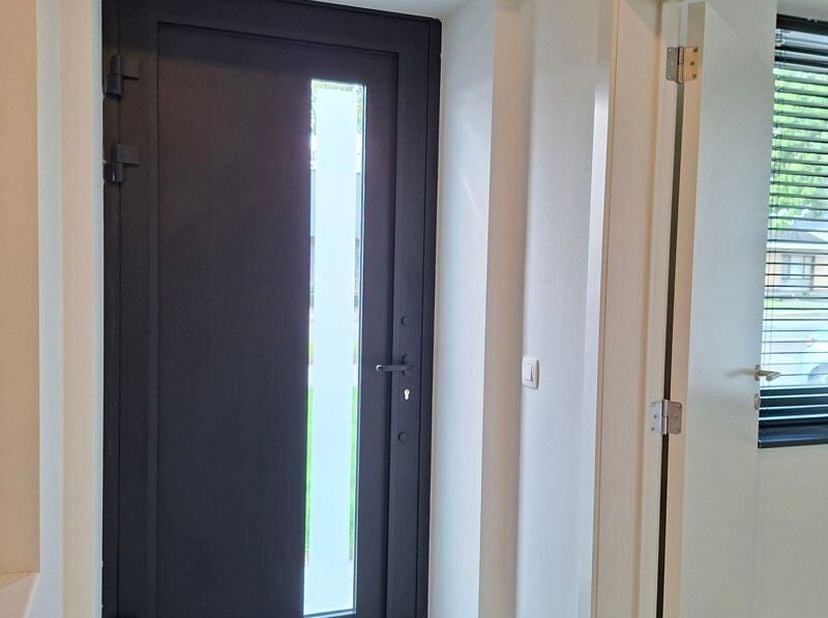 Ontdek dit prachtig renovatieproject in het charmante Peer, waar modern comfort en stijlvolle afwerking samenkomen. Deze woning beschikt over drie vol
