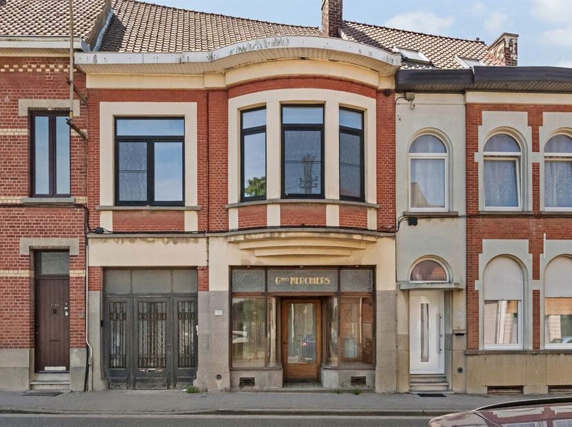 Maison de maître partiellement rénovée avec 3 chambres, jardin et garage<br />
Vous recherchez une maison spacieuse de caractère offrant de nombreuses