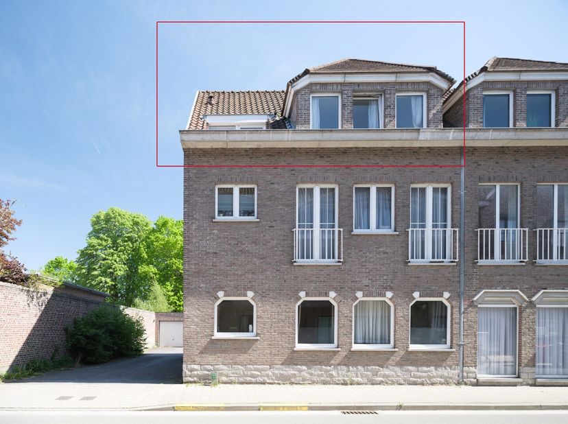 In een rustige omgeving in Drongen bevindt zich dit aangename appartement op de tweede verdieping van een kleine residentie. Een plek waar ruimte en p