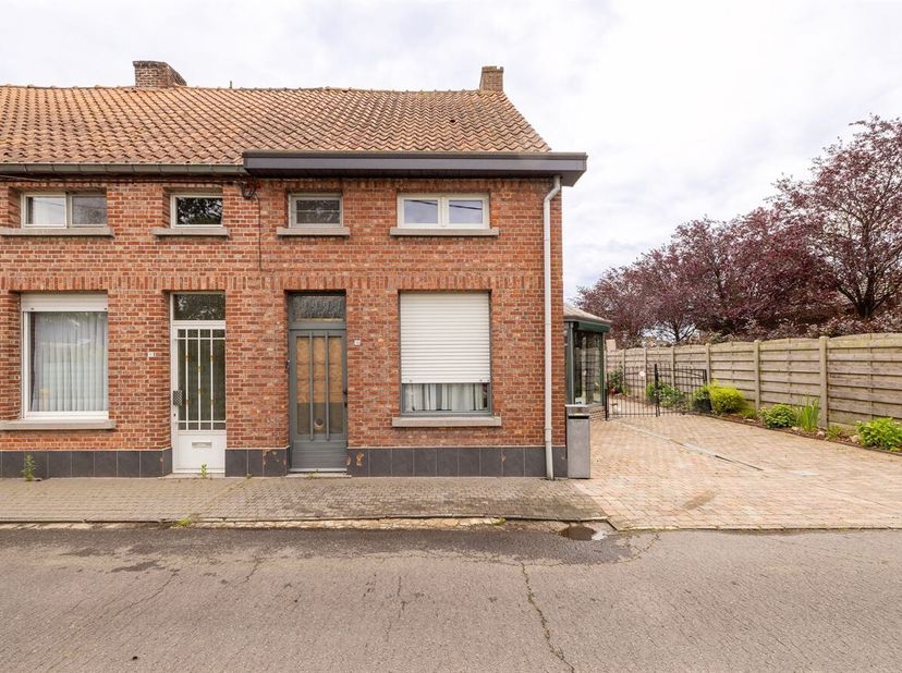 Te moderniseren halfopen Bebouwing met werkplaats en ruime tuin in Koningshooikt.<br />
De woning is rustig gelegen in een kindvriendelijke straat in
