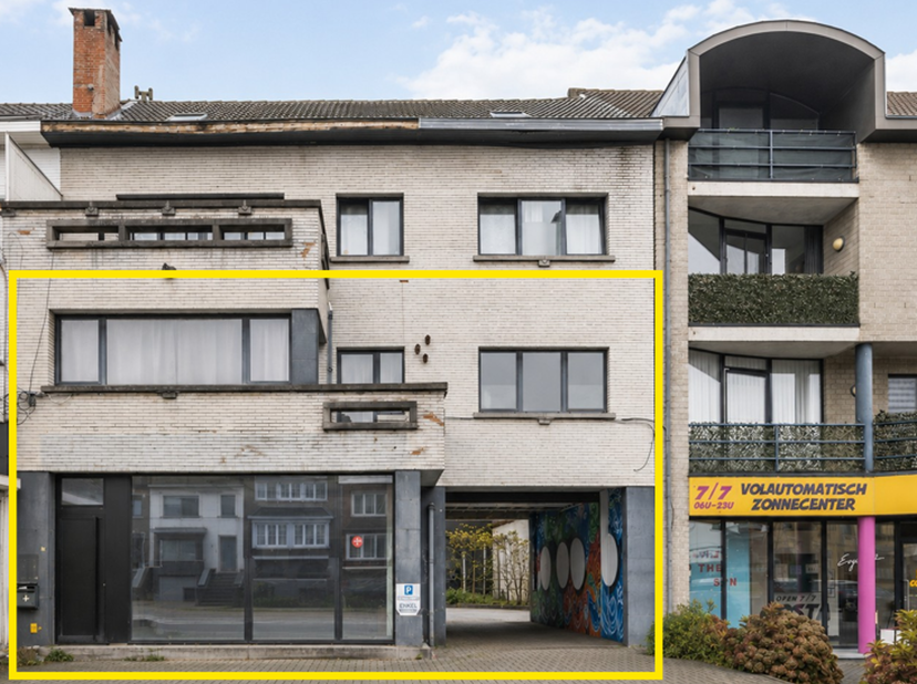 Commerciële ruimte met appartement te huur. <br />
<br />
Deze polyvalente commerciële ruimte in casco staat biedt tal van mogelijkheden voor zelfstan