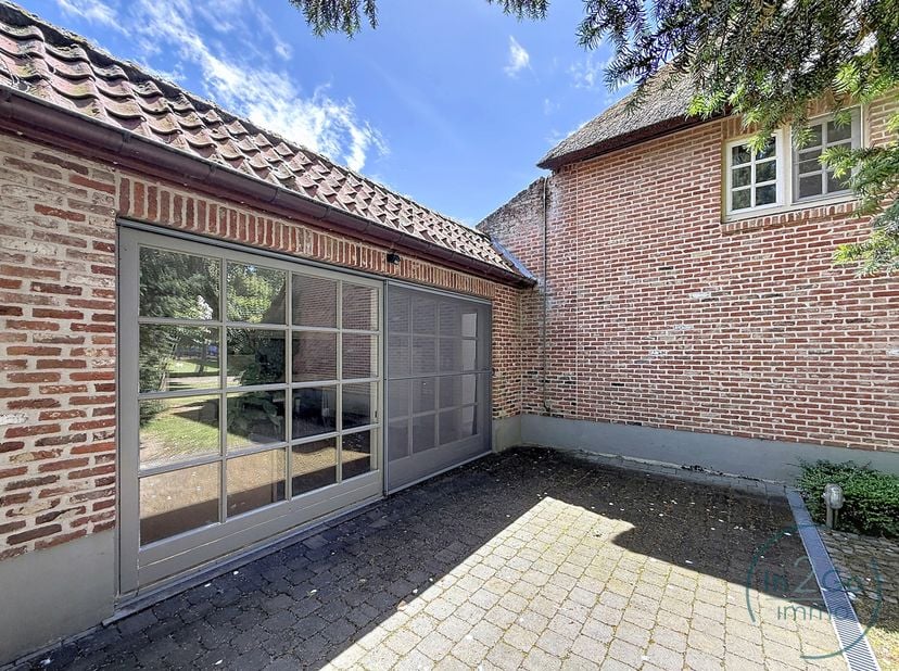Dit exclusieve pand biedt u het beste van twee werelden. U woont hier in een oase van rust en een prachtige groene omgeving, terwijl alle nodige voorz
