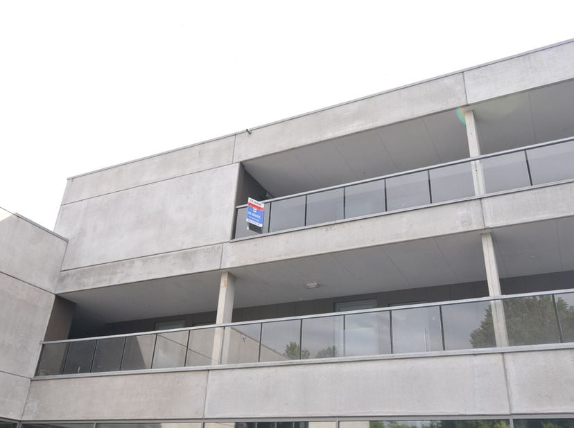À la recherche d'un appartement moderne, confortable et prêt à emménager ? Cet appartement construit en 2013 mérite assurément une visite.<br />
Il bé