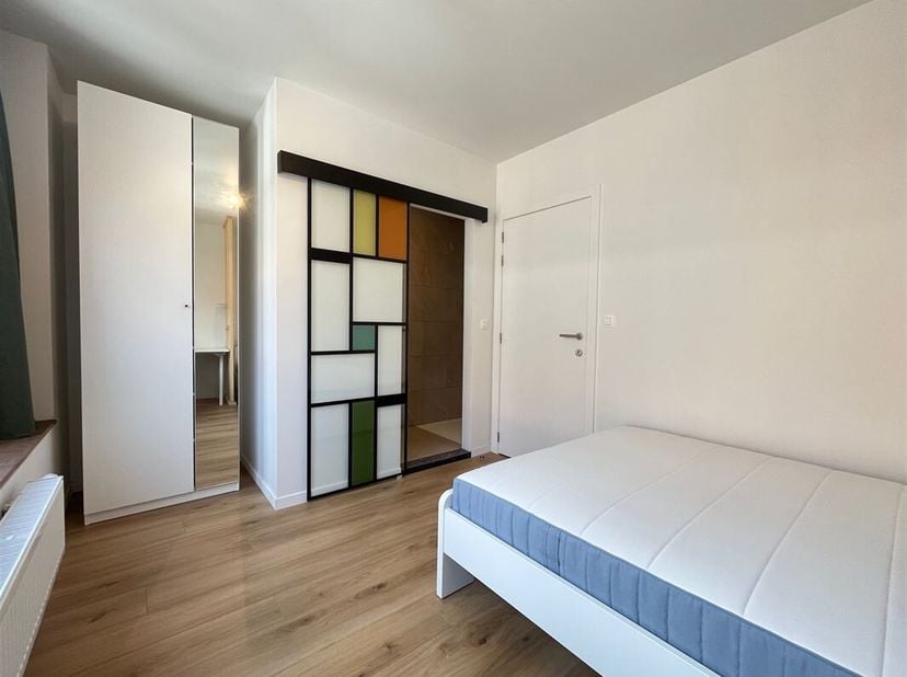 Mooie kamer van 14,5 m² in een gedeelde woning in een volledig gerenoveerd huis, ideaal gelegen in het centrum van Doornik, op een steenworp afstand v