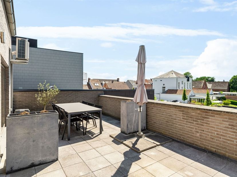 Energiezuinig duplex dakappartement met terras<br />
Het appartement is gelegen op de tweede en derde verdieping van een kleinschalige residentie, geb