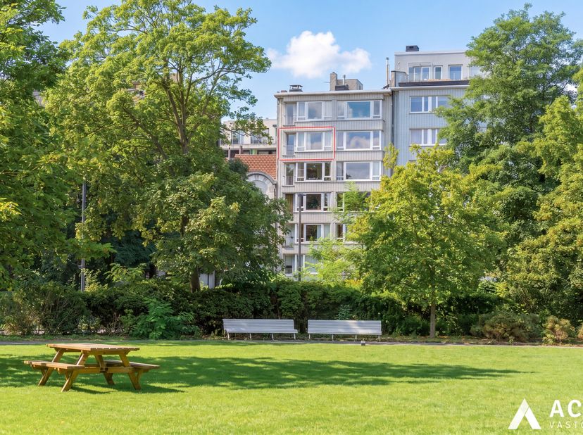Op een topligging aan het Prinses Clementinaplein vindt u dit lichtrijke en instapklare appartement op de vijfde verdieping, met een vrij uitzicht ove