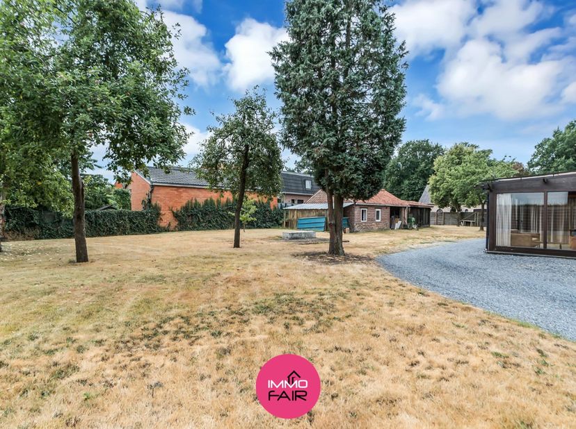 Deze langgevel-bungalow ligt op een residentieel en kindvriendelijk hoekperceel in de Schoolstraat in Zutendaal. Je woont hier in een groene, bosrijke