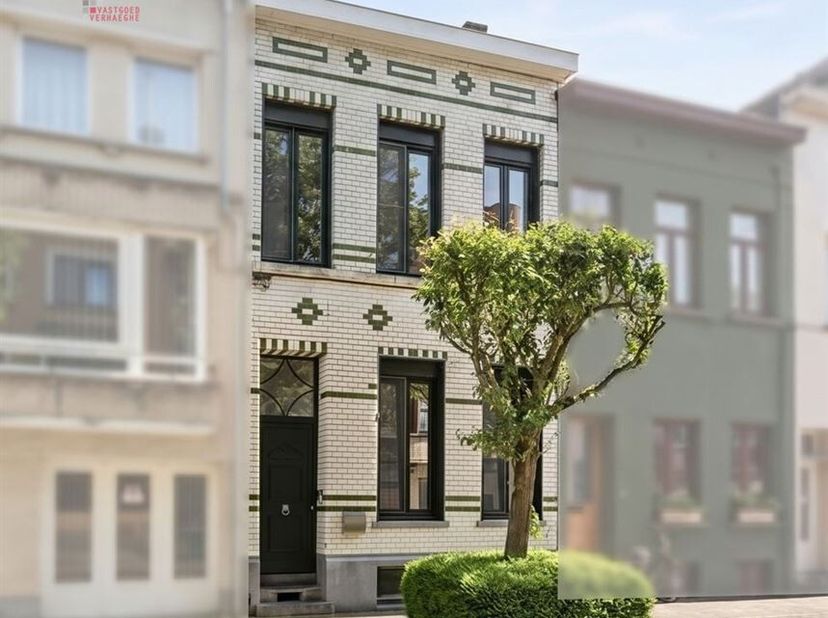 Ontdek deze uitzonderlijke, instapklare woning waar comfort, kwaliteit en veelzijdigheid perfect samenkomen. Deze volledig gerenoveerde eigendom besch