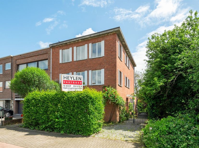 Op een unieke ligging in Aarschot vindt u deze ruime halfopen opbrengsteigendom met sterke renovatiekans. Het gebouw is vergund als appartementsgebouw